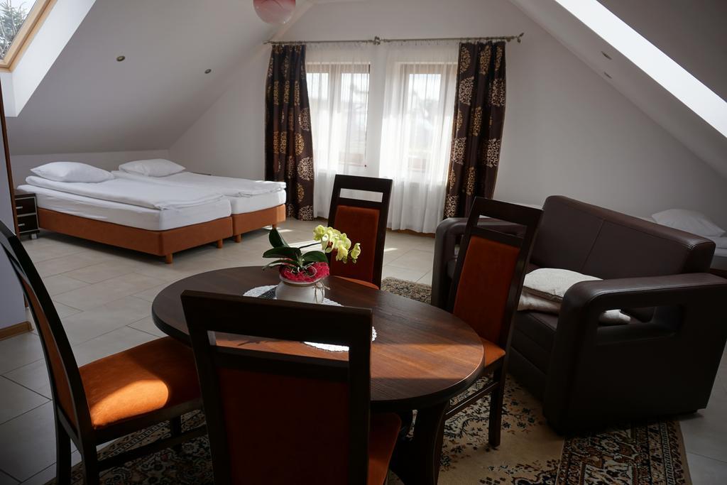 Hotel Gosciniec Klejnot Borowo Esterno foto